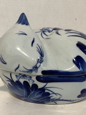 Vtg. 6" Porcelain Blue White Sleeping Cat Trinket Box Made in Thailand